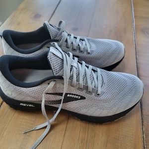 Brooks Revel 6 mens